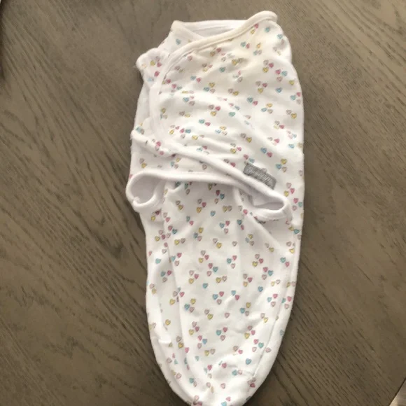 Slight discoloration around neck opening, baby swaddles. - Picture 4 of 6